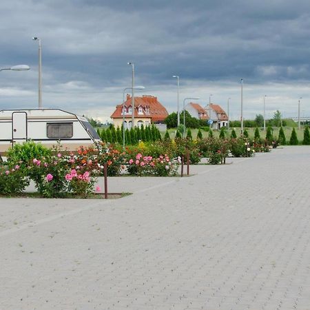 Hotel Rozsa Csarda Bungalow & Caravan Park Hegyeshalom Dış mekan fotoğraf