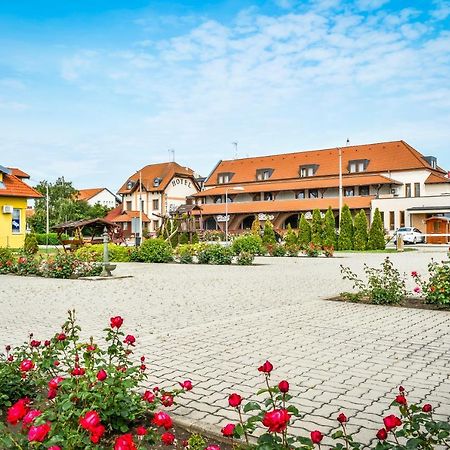 Hotel Rozsa Csarda Bungalow & Caravan Park Hegyeshalom Dış mekan fotoğraf