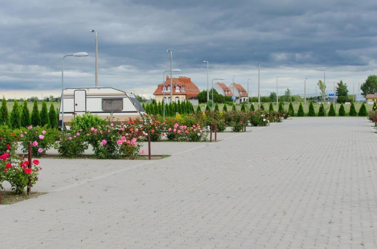 Hotel Rozsa Csarda Bungalow & Caravan Park Hegyeshalom Dış mekan fotoğraf