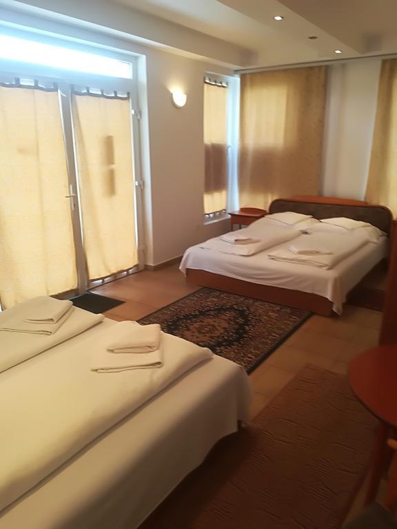 Hotel Rozsa Csarda Bungalow & Caravan Park Hegyeshalom Dış mekan fotoğraf