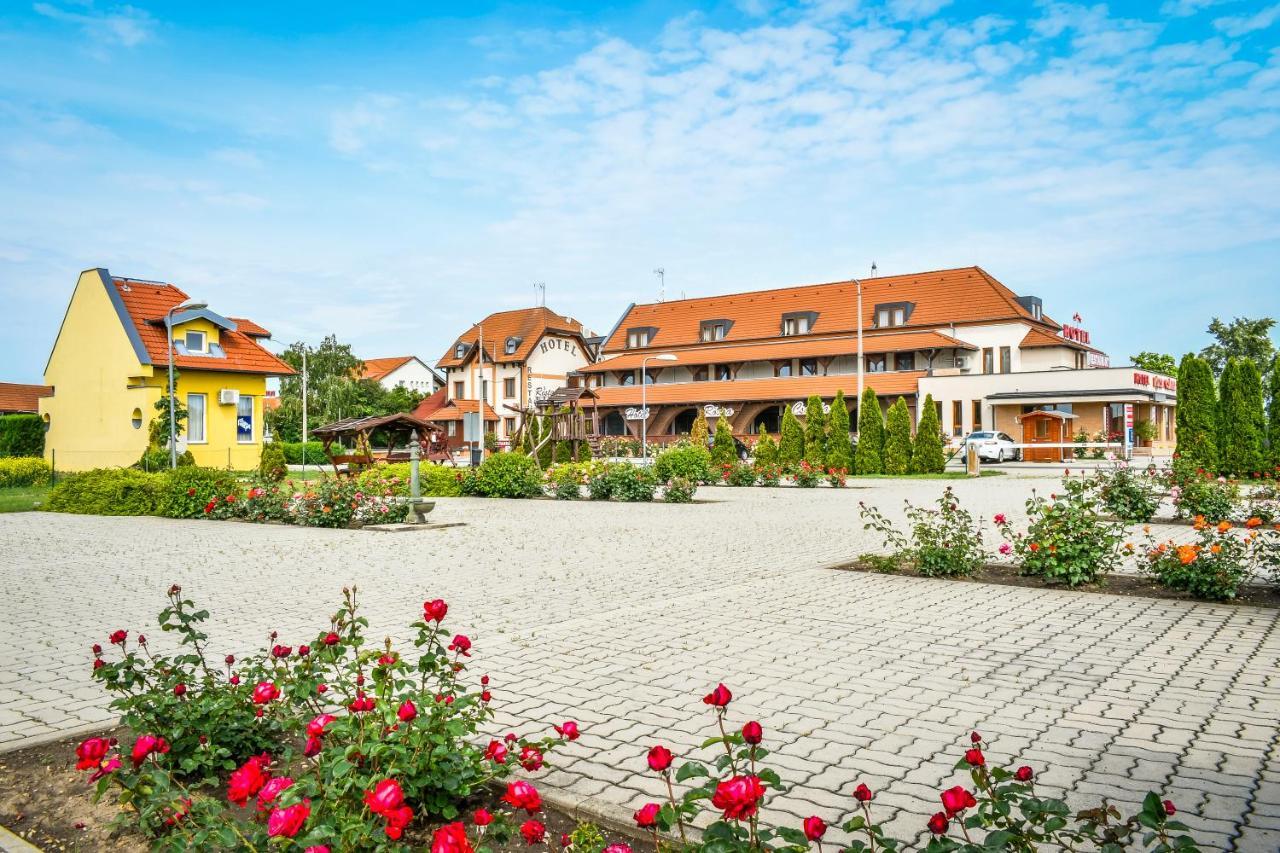 Hotel Rozsa Csarda Bungalow & Caravan Park Hegyeshalom Dış mekan fotoğraf