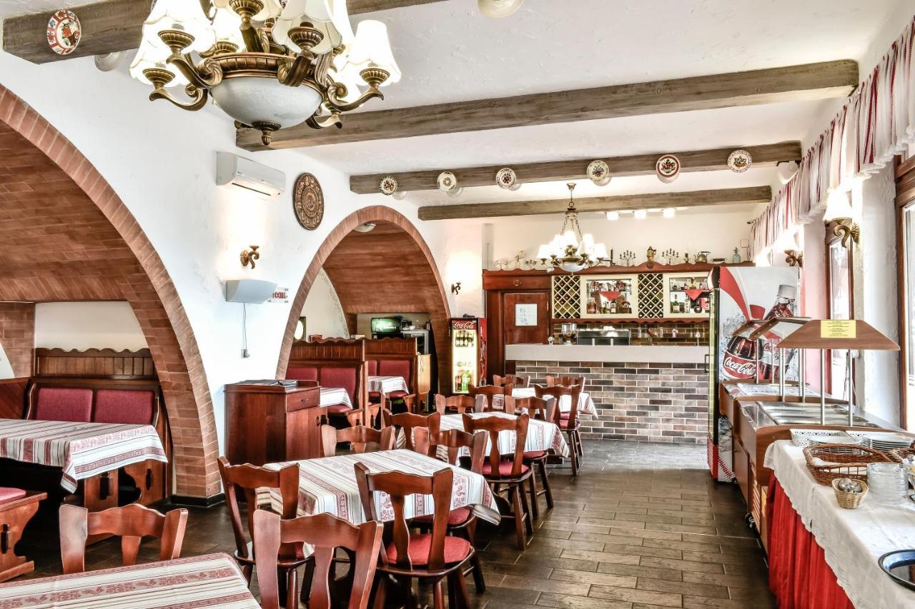 Hotel Rozsa Csarda Bungalow & Caravan Park Hegyeshalom Dış mekan fotoğraf